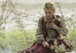 Dominique McElligott als Lily Bell, "the fair maiden of the west", in größten Schwierigkeiten.